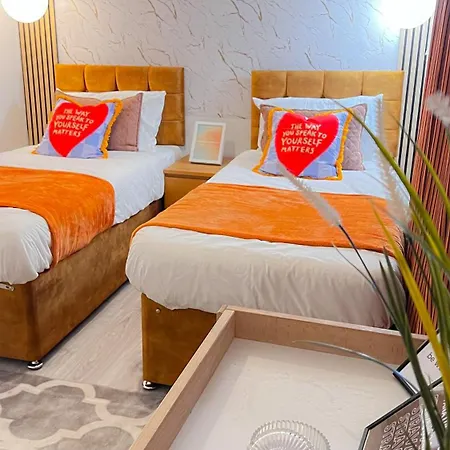 Luxe Smart Home - Basildon Serviced Accommodation - 7 Mins Walk To Basildon Town Centre, Hospital & Train Station Exterior photo