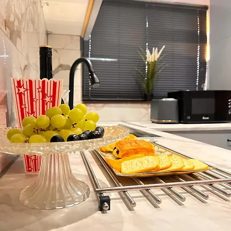 Luxe Smart Home - Basildon Serviced Accommodation - 7 Mins Walk To Basildon Town Centre, Hospital & Train Station Exterior photo