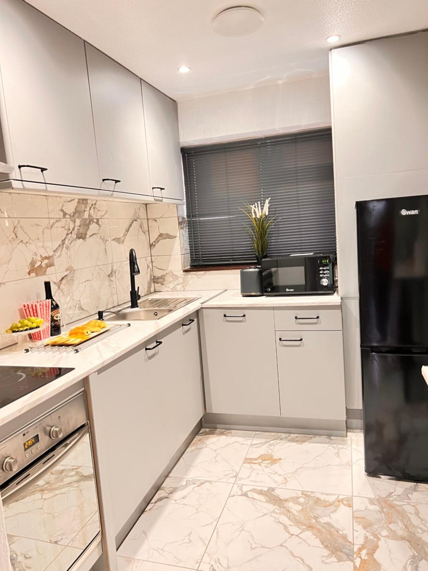 Luxe Smart - Serviced - 7 Mins Walk To Town Centre, Hospital & Train Station Basildon (Essex)