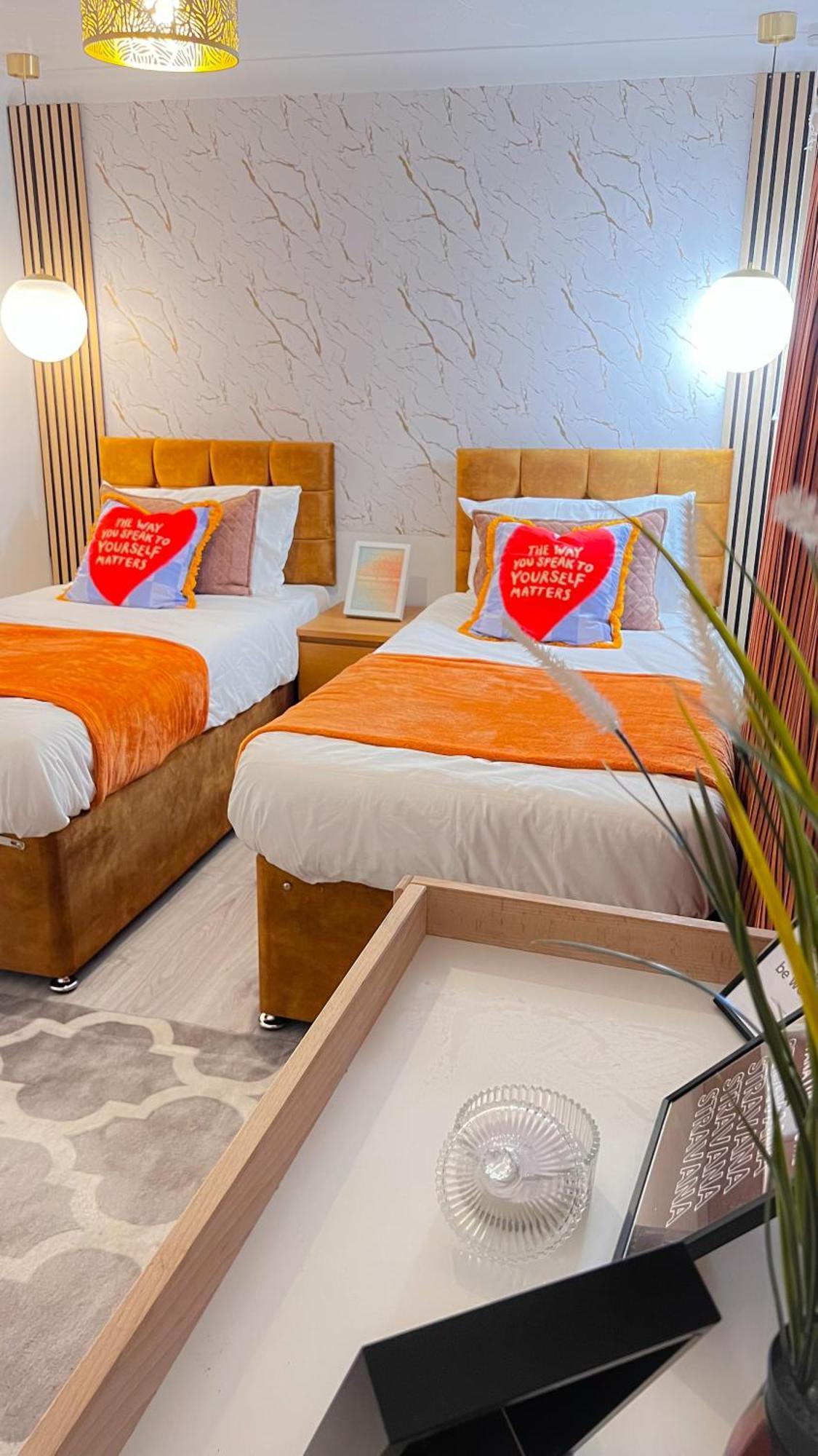 Luxe Smart - Serviced - 7 Mins Walk To Town Centre, Hospital & Train Station * Basildon (Essex)