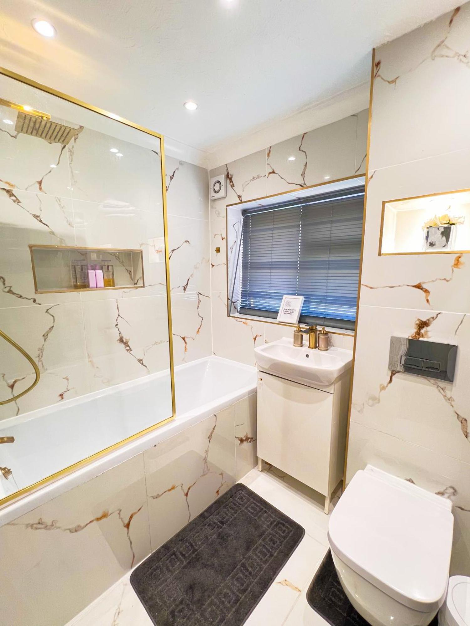 Luxe Smart - Serviced - 7 Mins Walk To Town Centre, Hospital & Train Station Holiday home *