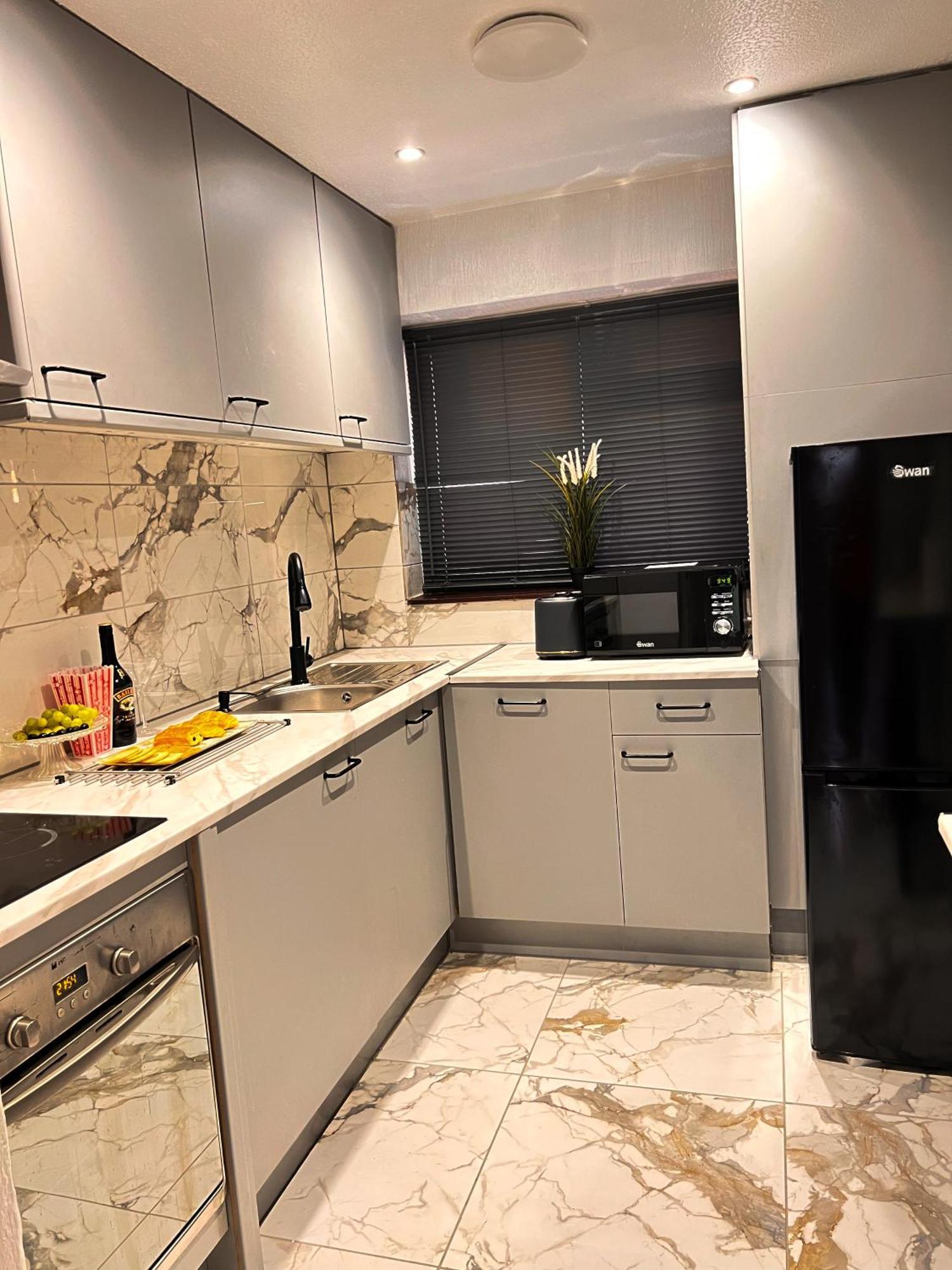 Luxe Smart - Serviced - 7 Mins Walk To Town Centre, Hospital & Train Station Holiday home *