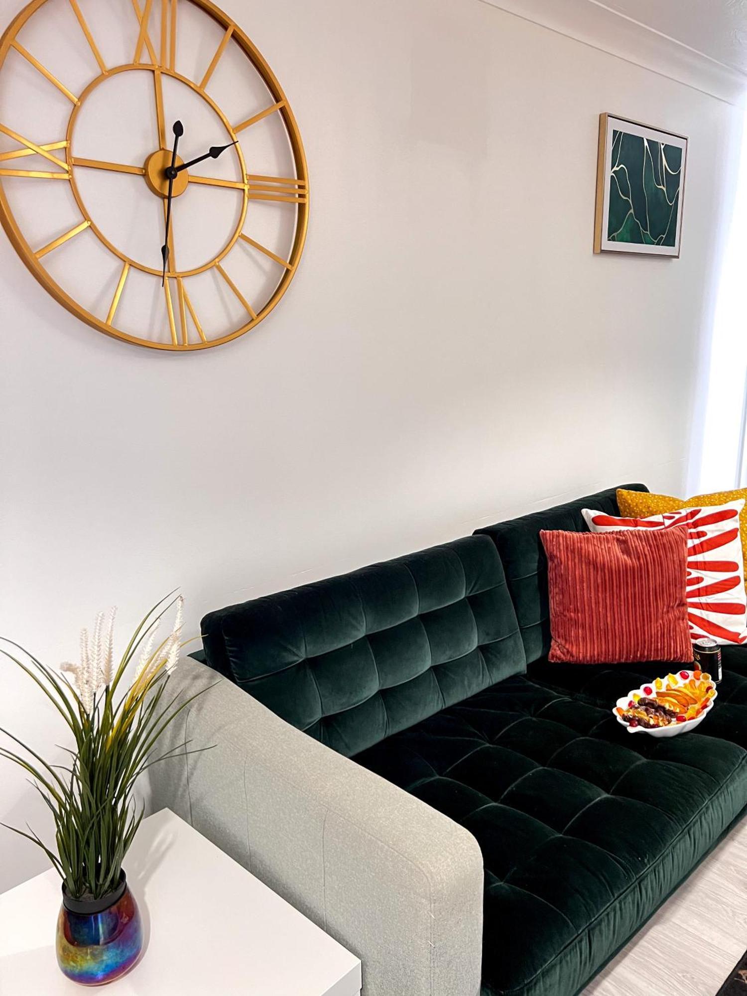 Luxe Smart - Serviced - 7 Mins Walk To Town Centre, Hospital & Train Station Holiday home Basildon (Essex)