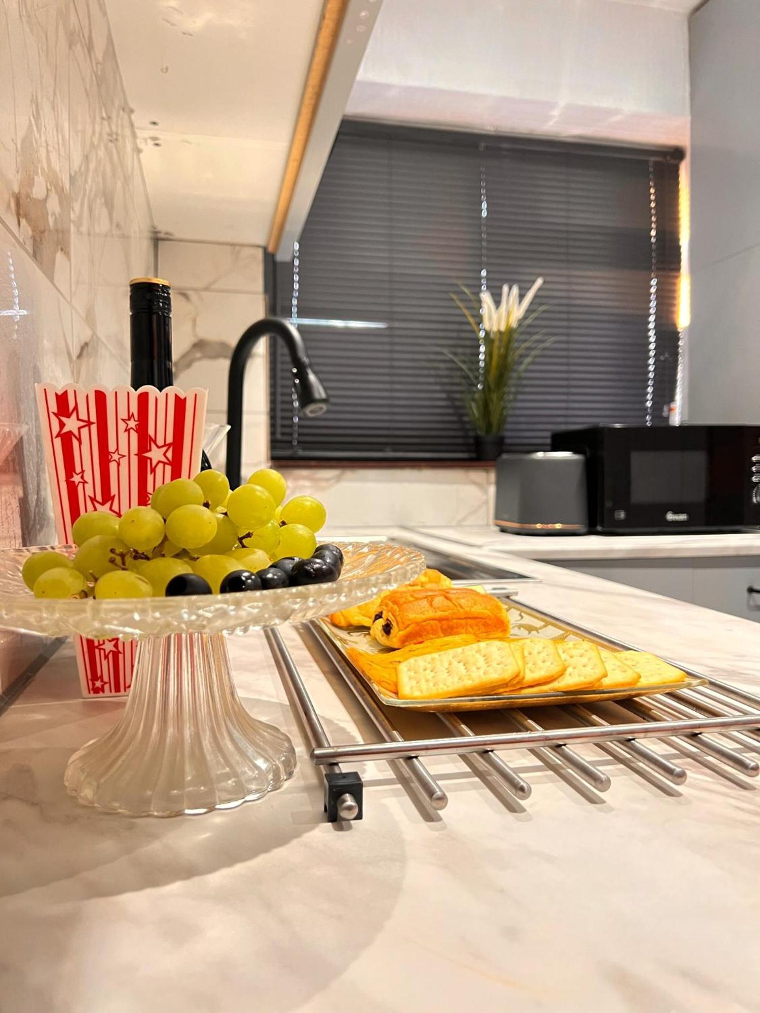 Luxe Smart - Serviced - 7 Mins Walk To Town Centre, Hospital & Train Station *