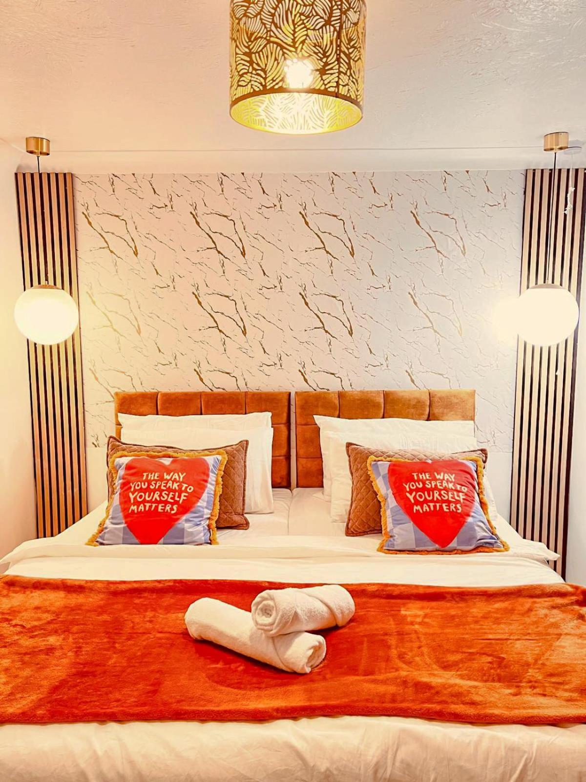 Luxe Smart - Serviced - 7 Mins Walk To Town Centre, Hospital & Train Station