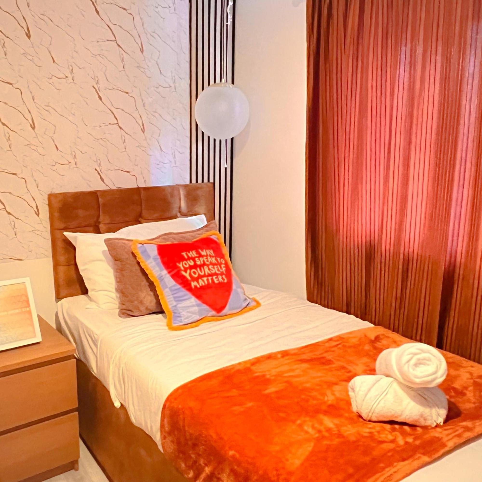 Luxe Smart - Serviced - 7 Mins Walk To Town Centre, Hospital & Train Station *